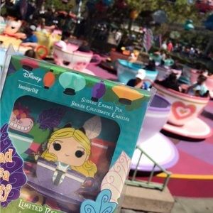 Limited release edition Limited mad tea party Alice lounge fly Disney teacup pin